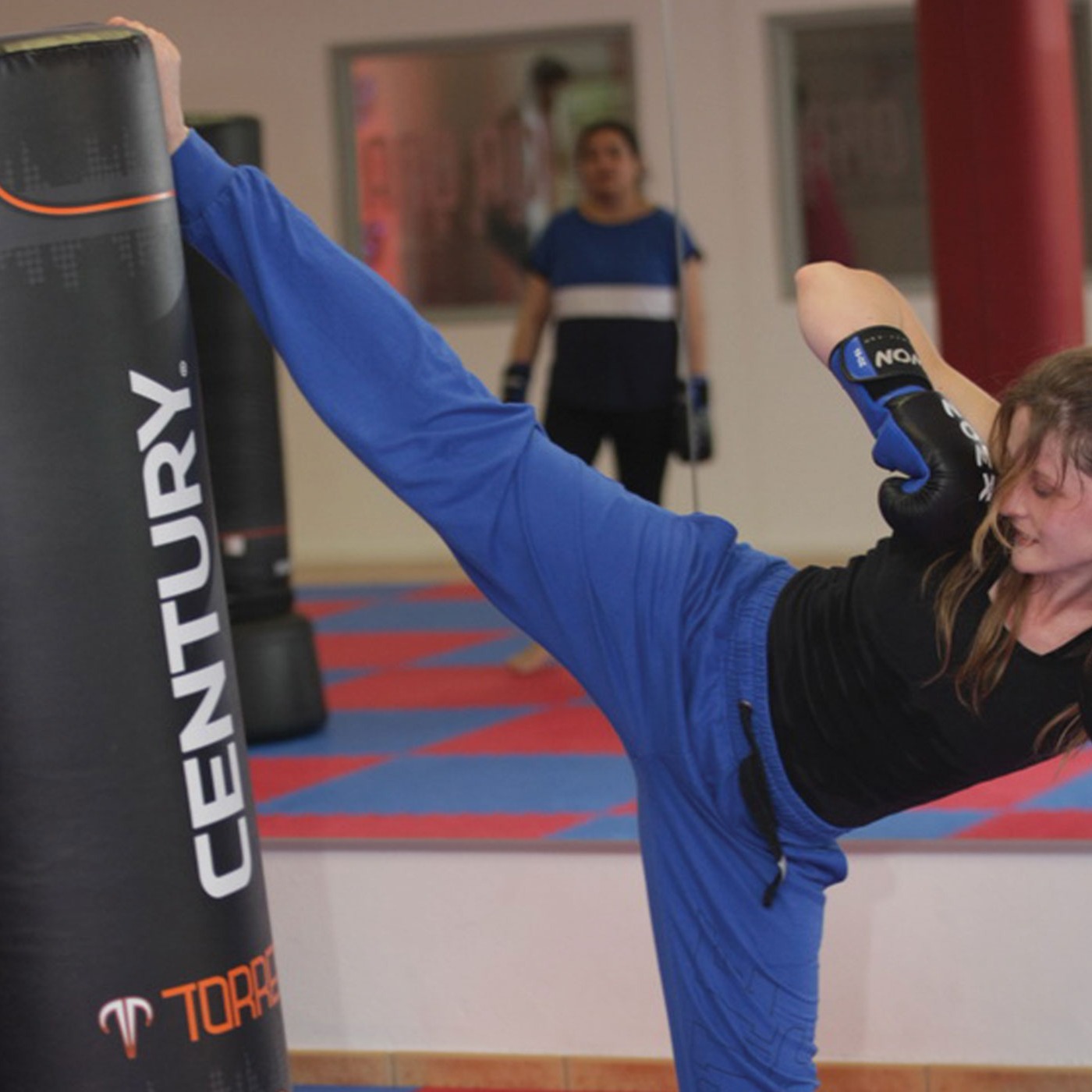 Kickbox-Training bei der Kampfkunstschule Fichtner mit Schlagtechniken und Boxhandschuhen